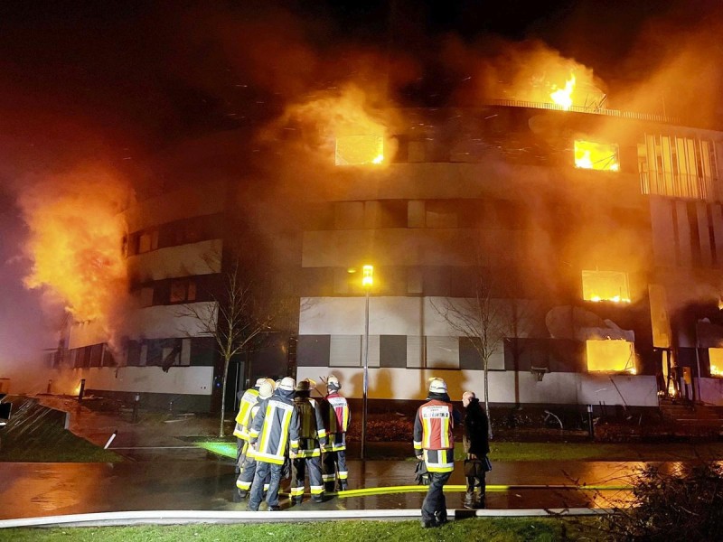 Von allen Seiten löschten die Einsatzkräfte die Flammen. 