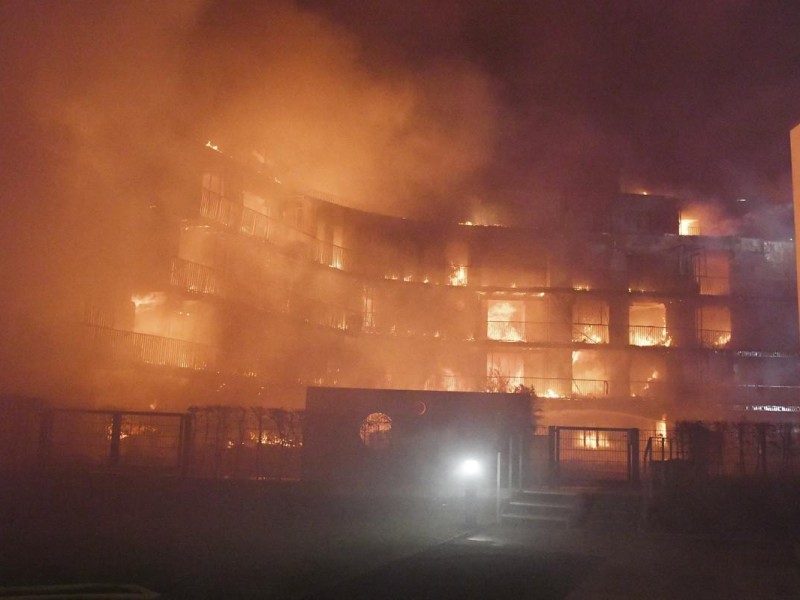 Sturmböen sollen dafür gesorgt haben, dass die Flammen sich rasch ausbreiten konnten. 