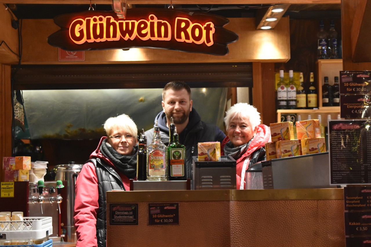 Versorgen die Menschen in Essen mit dem leckeren Glühwein: Benjamin Vogel mit seinen Mitarbeiterinnen Regina und Manuela.