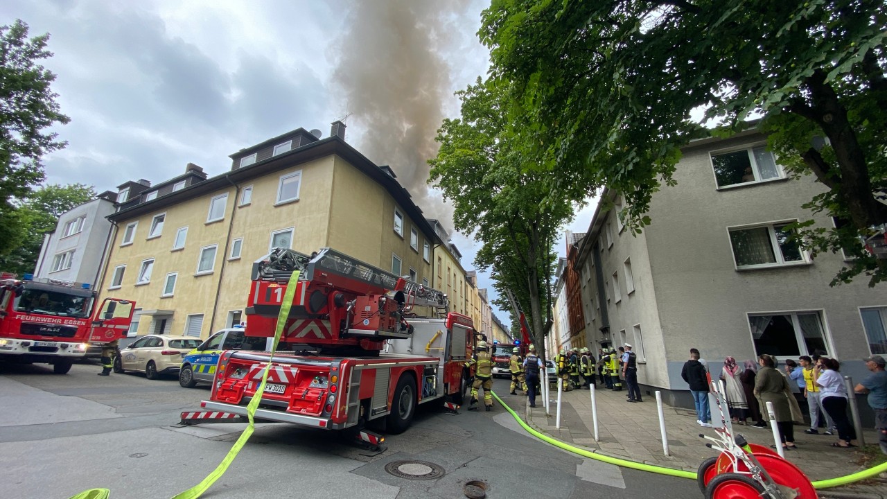 Der Dachstuhl, der schon am Freitag in Flammen stand, brennt wieder.