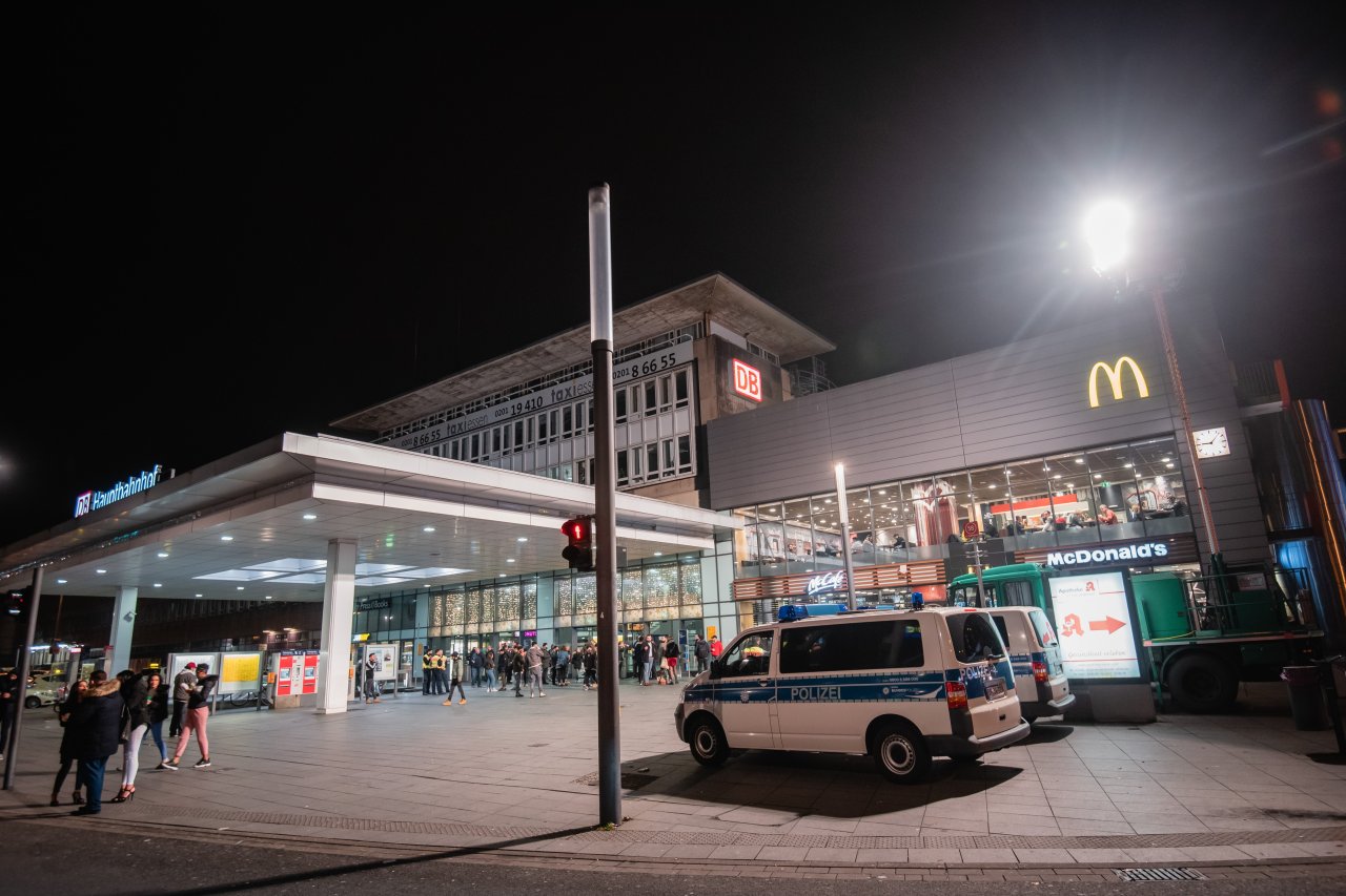 Essen Hbf Mann klopft bei Polizei DAMIT hätten Polizisten nicht