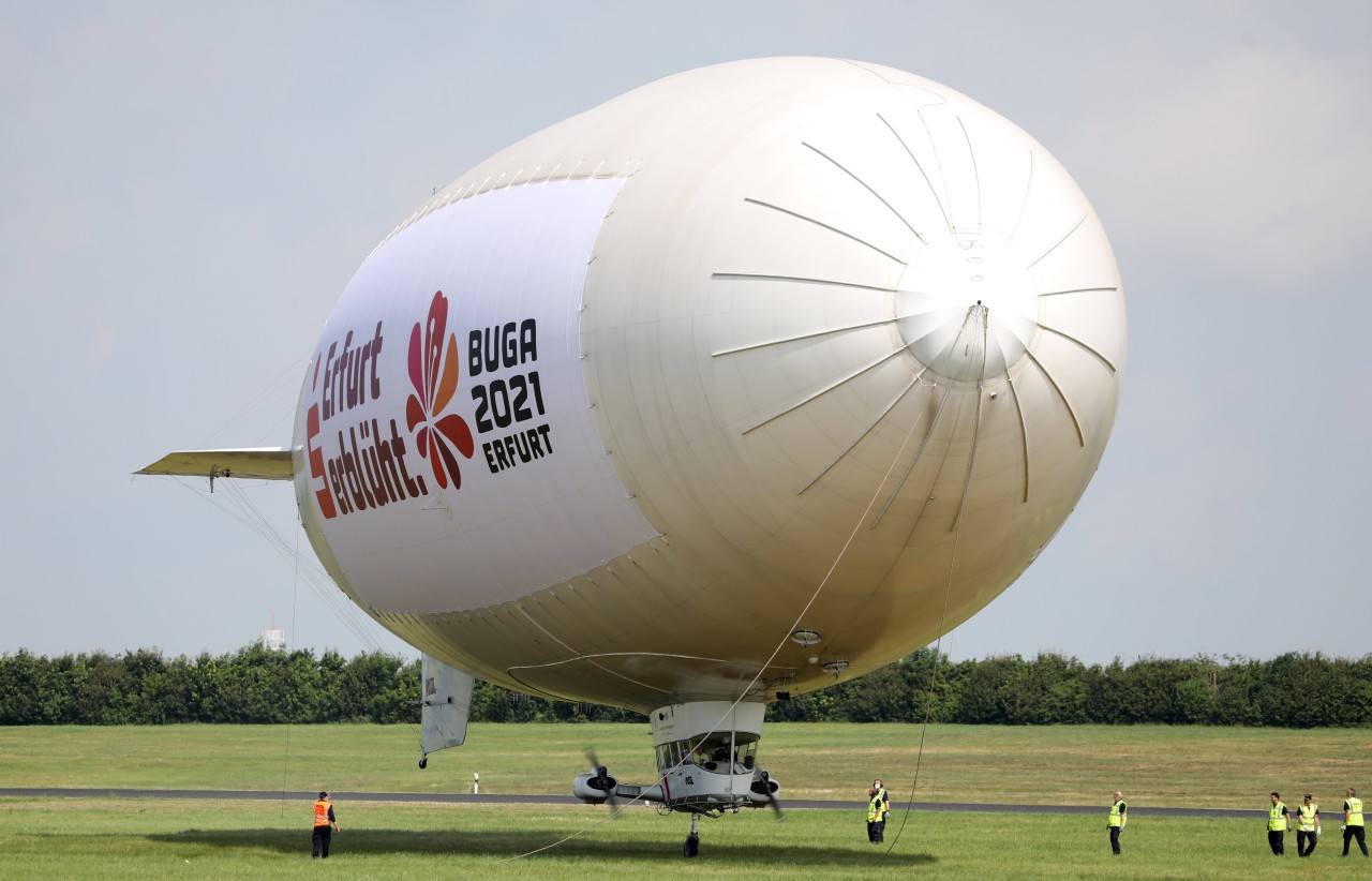 Theo, Zeppelin aus Essen, bei der Landung am Flughafen Erfurt-Weimar. 