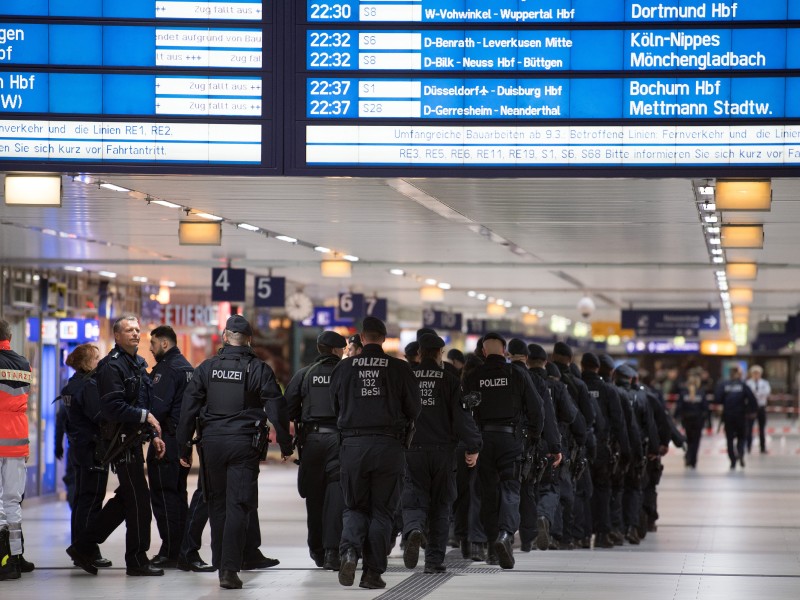 Die Polizei war mit einem Großaufgebot vor Ort und...