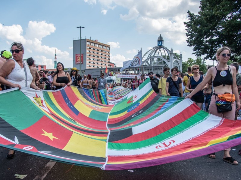 Fröhlich, bunt und international - so ist der CSD in Berlin.