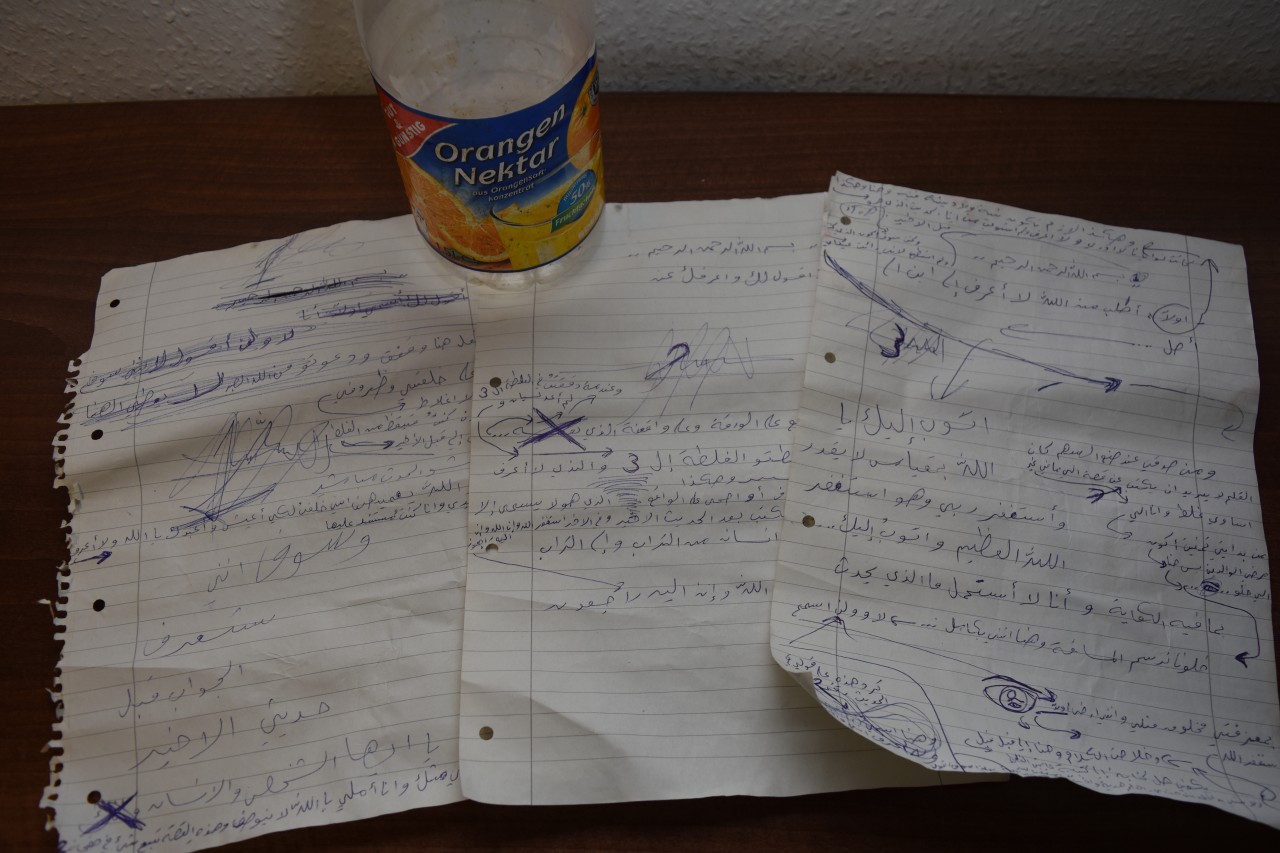 In einer Orangensaft-Flasche steckten drei Seiten mit arabischer Botschaft.