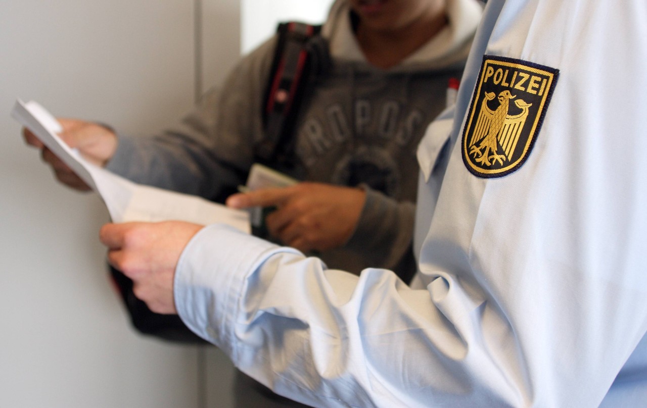 Die Bundespolizei legte dem Mann zwei Haftbefehle am Flughafen Düsseldorf vor. (Symbolbild)