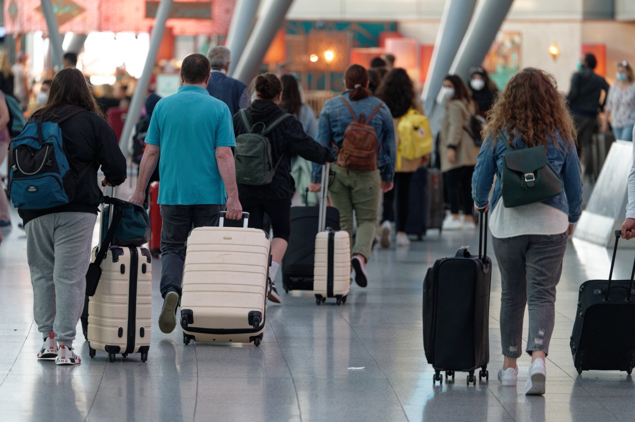 Reisende am Flughafen Düsseldorf. 