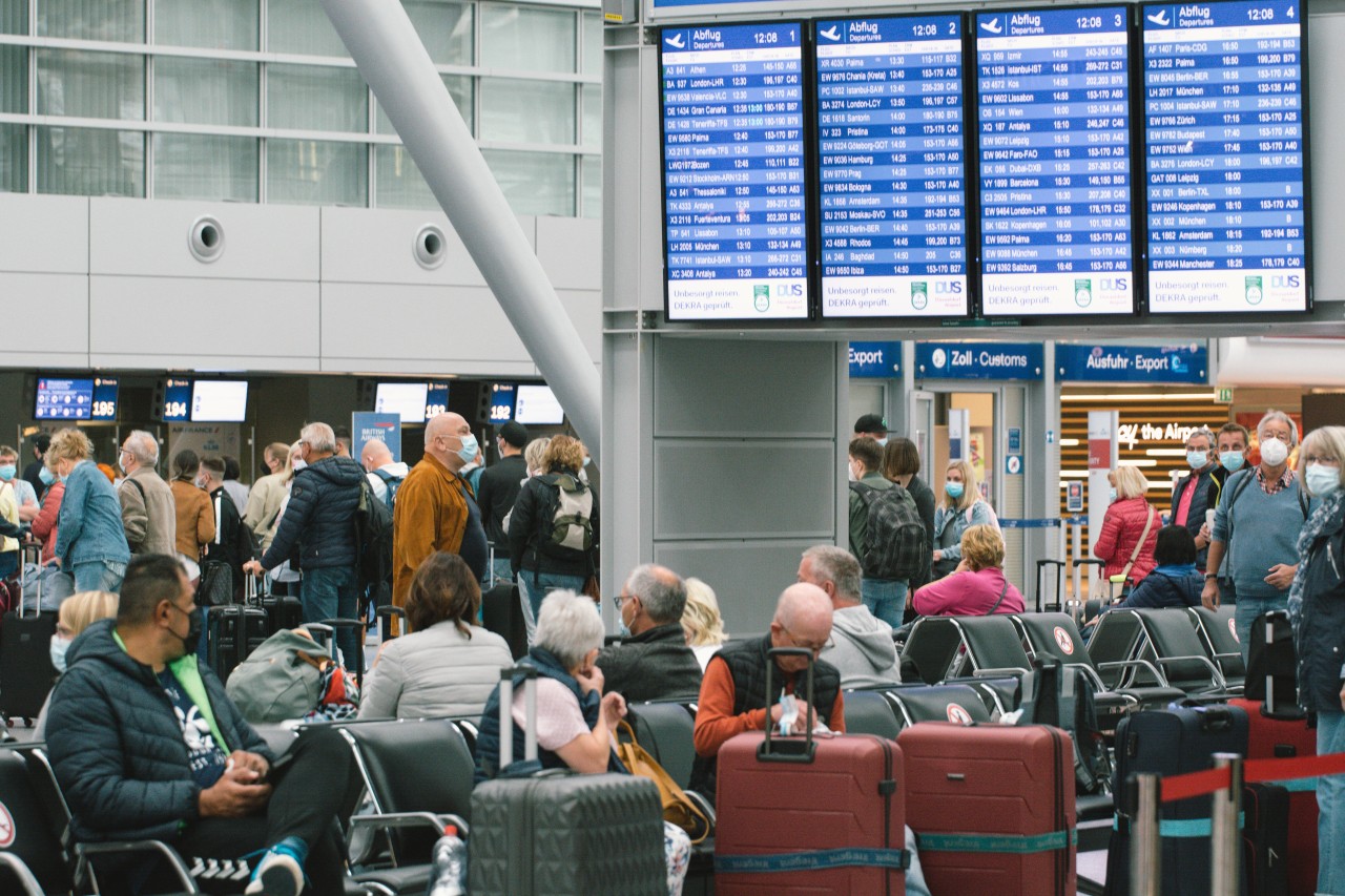 Am Flughafen Düsseldorf gab es lange Schlangen bei der Einreise. (Symbolbild)