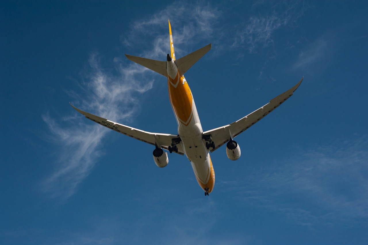 Flughafen Düsseldorf: Der Mann sah ein seiner Meinung nach zu tieffliegendes Flugzeug am Himmel. (Symbolbild)