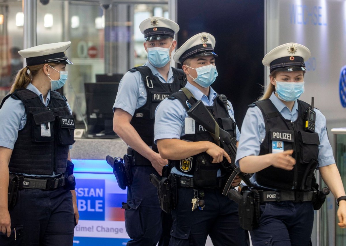 flughafen düsseldorf polizisten.jpg