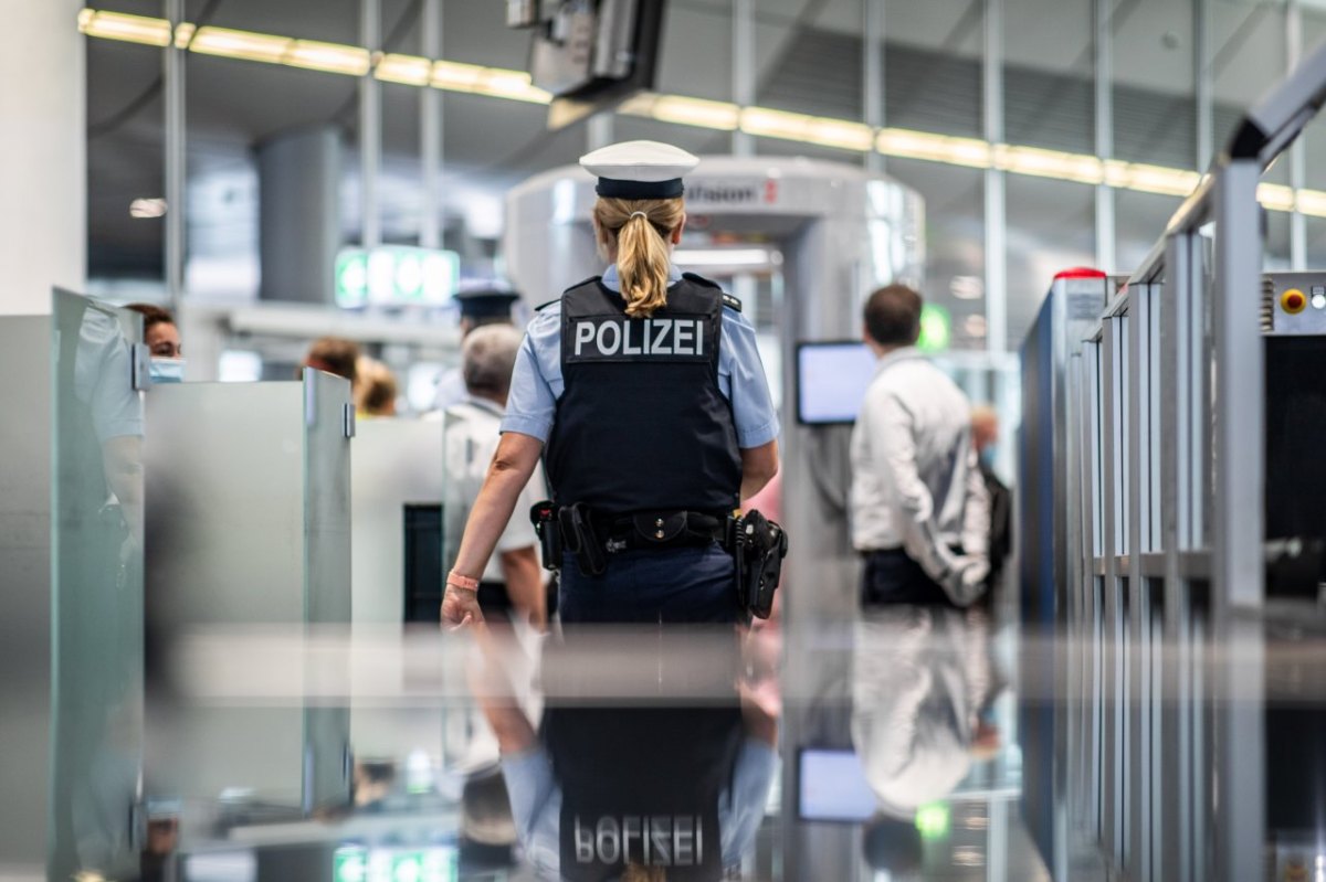 flughafen düsseldorf polizistin.jpg