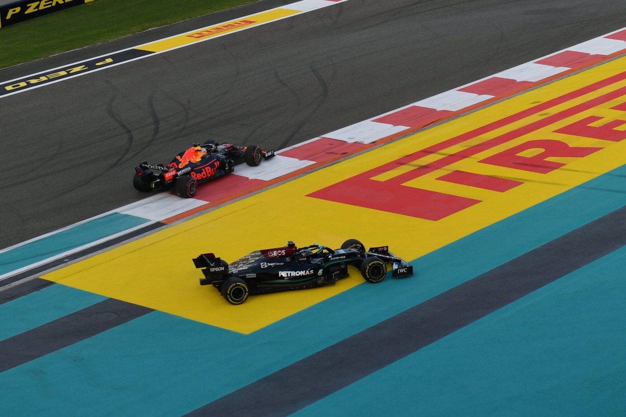 Formel 1: Verstappen mit hartem Manöver, Hamilton kürzt ab. Diese Szene sorgt für Wirbel.