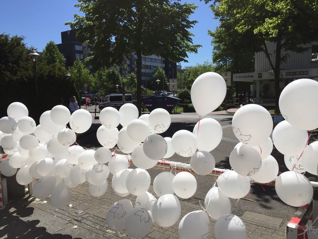 Vor der Kirche am Dreiringplatz: Hier wurden ganz viele Luftballons mit Friedenstauben aufgehängt.