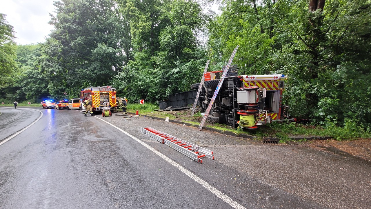 Ein Feuerwehrauto im Ruhrgebiet ist am Montag auf die Seite gekippt.