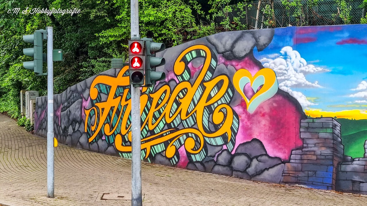 „Friede“ steht nun an einer Mauer in Gelsenkirchen. 