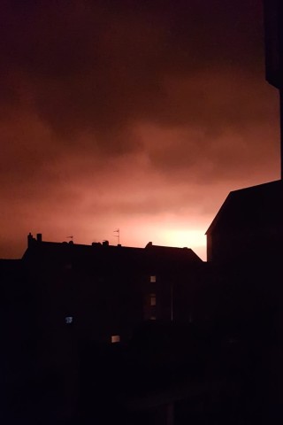 Jasmin Mineski fotografierte den erleuchteten Himmel aus ihrer Wohnung.