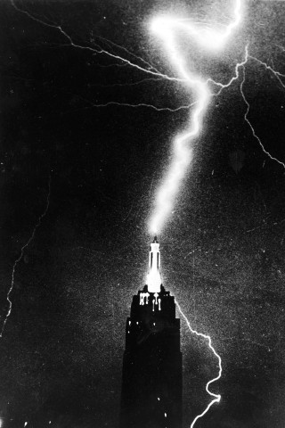 Tief im Archiv gegraben: Ende der 60er-Jahre gelang dieses Bild, als ein Blitz ins Empire State Building einschlug. 