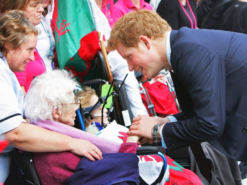 Zunehmend übernimmt Prinz Harry auch Repräsentationsaufgaben der Familie Windsor; seinem Charme und seiner Freundlichkeit erliegen Seniorinnen aus Cardiff (Wales) genauso ...