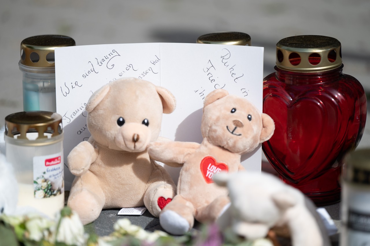 Eine Karte mit der Aufschrift "Wir sind traurig" und "Ruhet in Frieden" liegt vor dem Hochhaus, in dem am Mittwoch, den 11. Mai, zwei Kinder getötet wurden.