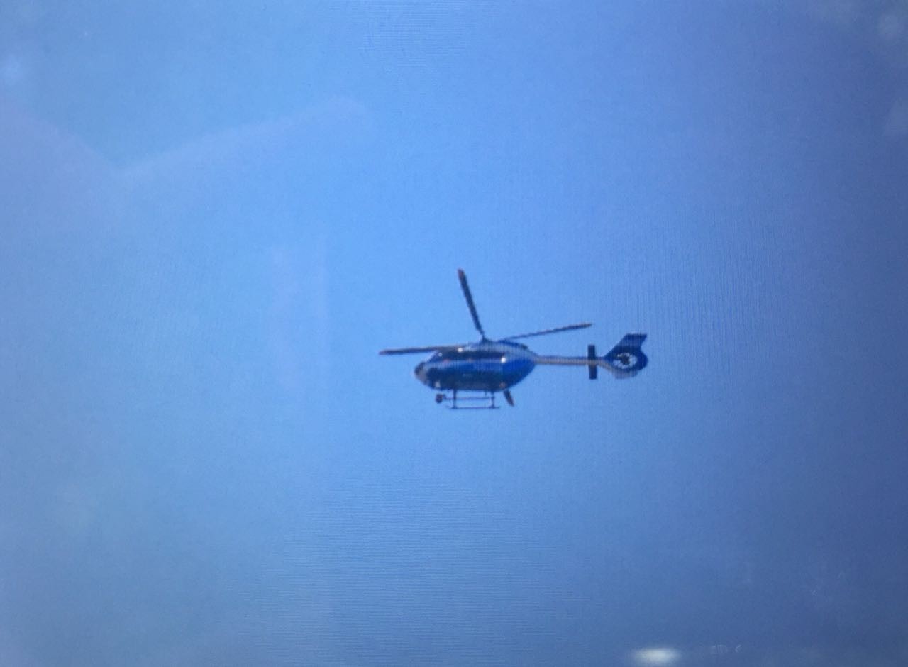 Die Polizei ist sogar mit einem Helikopter im Einsatz.