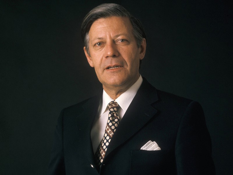 Helmut Schmidt (*23. Dezember 1918, †10. November 2015) übernahm ab 1974 für acht Jahre den Chefposten im Kanzleramt. Zuvor war der Mann mit der Zigarette von 1969 bis 1972 Verteidigungsminister, danach für zwei Jahre Finanzminister. In seine Amtszeit fielen einige wirtschaftliche Krisen, denen er unter anderem mit der Gründung des „Weltwirtschaftsgipfels“ begegnete. Im Kampf gegen die RAF-Terroristen setzte der SPD-Politiker ab 1975 auf eine unnachgiebige Linie, die ihm vor allem Kritik der Opfer-Familien einbrachte. Sein in Schmidts eigener Partei hoch umstrittenes Engagement für den „Nato-Doppelbeschluss“, der die Stationierung von Atomwaffen in Deutschland als Gegengewicht zur sowjetischen Nuklearmacht vorsah, ließ die sozialliberale Koalition schließlich zerbrechen.