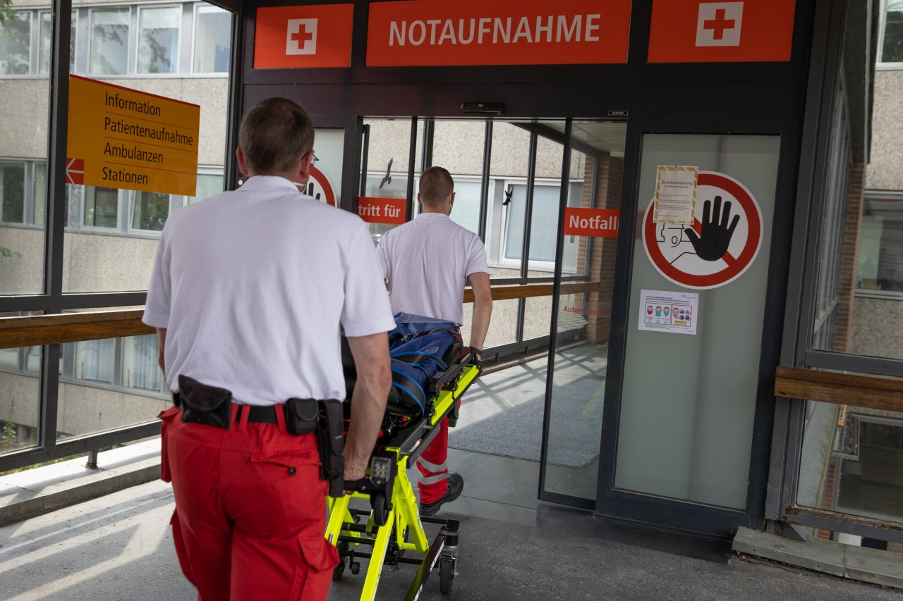 Mit schweren Verletzungen musste das Mädchen ins Krankenhaus gebracht werden. (Symbolbild)