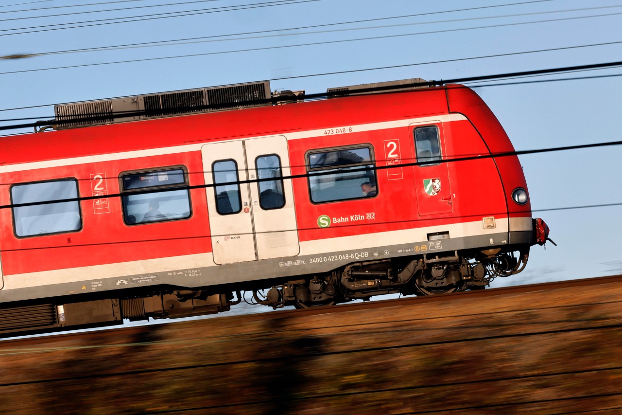 Die Deutsche Bahn meldet eine Störung einer Bahnstrecke in NRW! (Symbolbild)