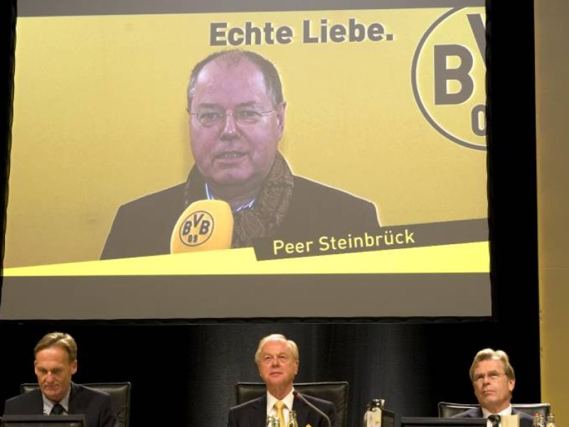 Fußballfan Peer Steinbrück sitzt derzeit noch im Aufsichtsrat von Borussia Dortmund. Sollte er tatsächlich Kanzler werden, müsste er den Job wohl aufgeben. Viele BVB-Fans