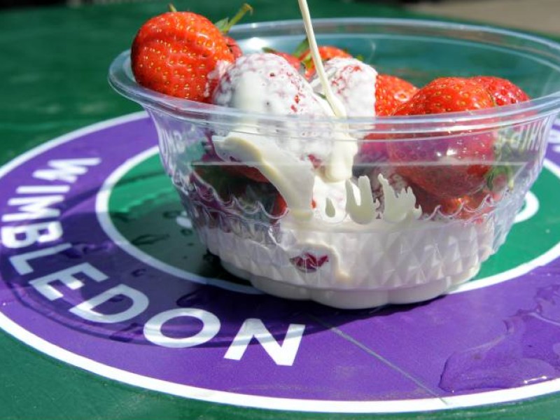 Kein Wimbledon ohne die berühmten Erdbeeren. Dieses Jahr gibt es zehn Stück für schmale 2,82 Euro...
