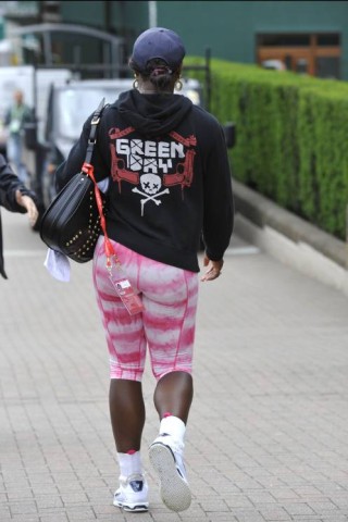 Mit Baseball-Cap, Green-Day-Sweater und Flodder-Leggins spazierte sie über die Anlage.