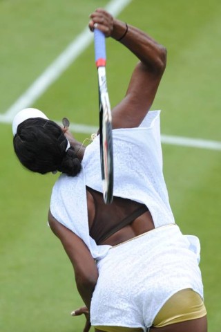 Venus Williams verblüfft bei ihrem Wimbledon-Comeback in einem etwas unorthodoxen Kostüm...