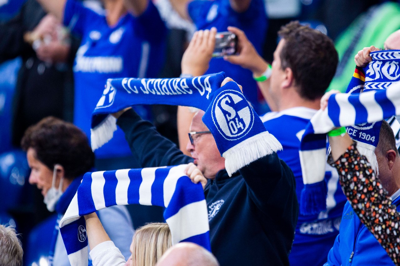 Ein Schalke-Fan ist am Hauptbahnhof in Gelsenkirchen mit einer Flasche attackiert worden. (Symbolbild) 