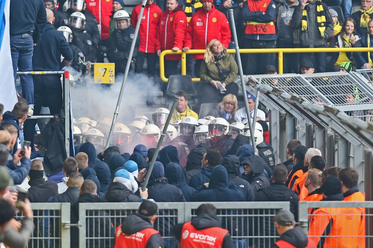 Die Hertha-Chaoten gingen mit Stangen auf die Polizei los. Die wollte wohl eine Fahne beschlagnahmen.