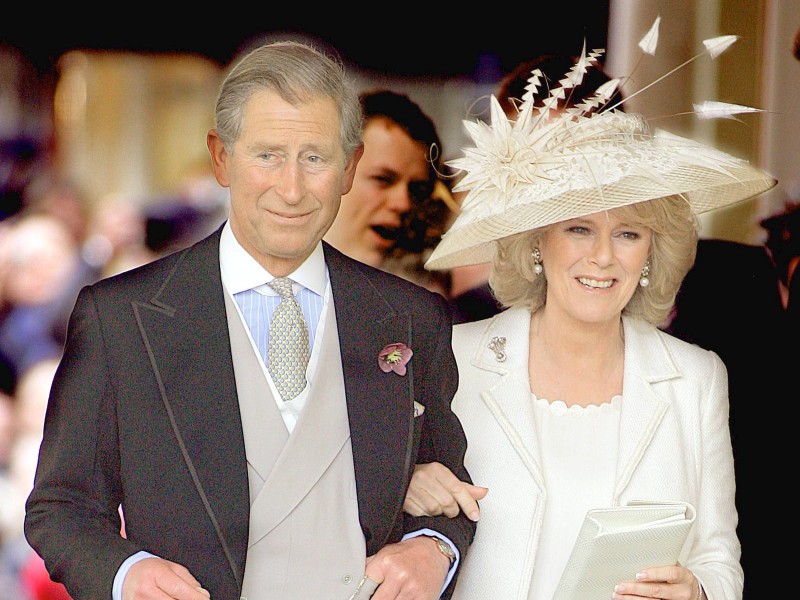 Am 9. April 2005 war es dann endlich soweit: Mit dem Einverständnis von Prinz William und Prinz Henry als auch der Akzeptanz der britischen Bevölkerung heirateten Charles und Camilla. Glücklich und gelöst wirkt das frisch vermählte Brautpaar auf den Fotos der Hochzeit.