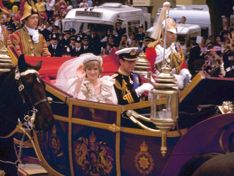 Im Februar 1981 machte Charles Diana einen Heiratsantrag und der Buckingham Palace gab die Verlobung des Paares bekannt. 