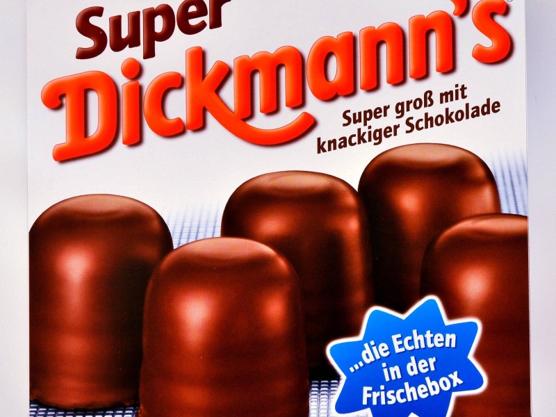 Super Dickmann’s kommen von Storck. Das Pendant zum Markenprodukt ist bei Aldi Süd zu haben und heißt Choceur Riesen Schokoküsse. 