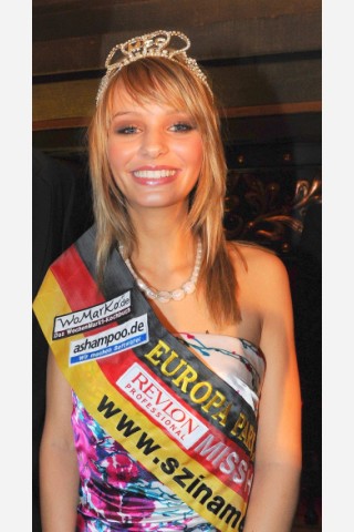 Annelie Alpert wurde im Jahr 2009 zur Miss Hamburg gekürt und ist nun seit 2015 mit dem Mainzer Torwart zusammen. Als Model gibt sie ihr Gesicht unter anderem für eine Kampagne des Dating-Portals Parship her. Sie selbst muss dort allerdings nicht mehr suchen. 