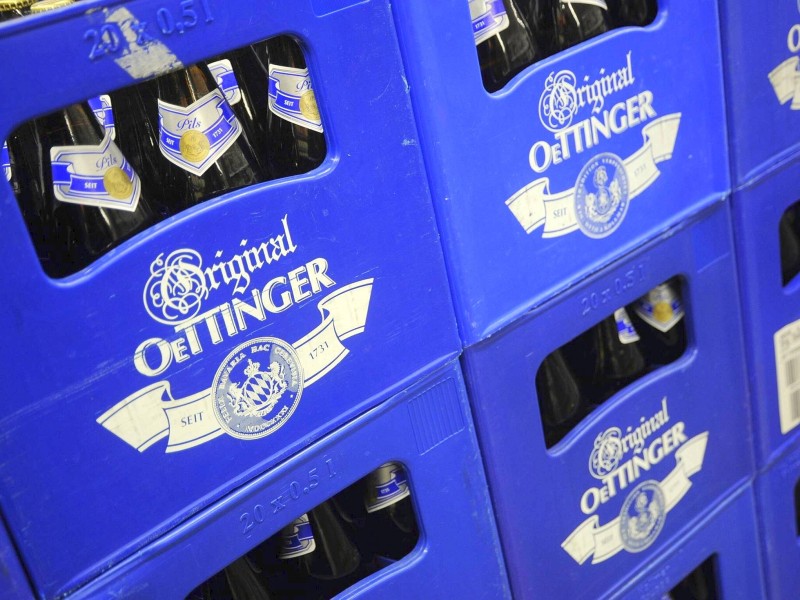 Die Oettinger Brauerei ist eine der größten in Deutschland. Die Brauerei produziert aber auch für No-Name-Marken von Discountern. So stammt das Adelskronen Premium Pils von Penny auch von der Oettinger Brauerei. Stand aller Produkte: 20. März 2017.