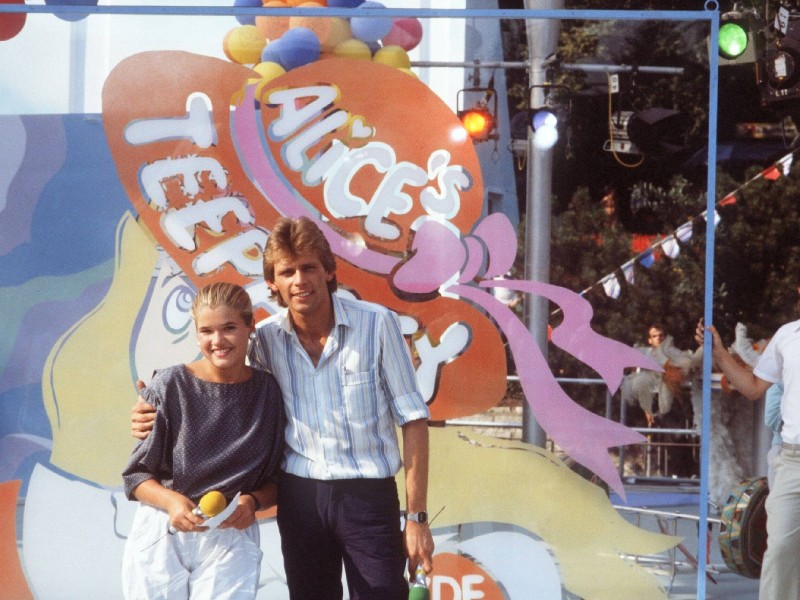 Anke Engelke moderierte regelmäßig, hier mit Benny Schnier, das ZDF-Ferienprogramm. „Hallo! Leute, es sind Ferien! Alle machen blau von Flensburg bis nach Oberammergau! Denn es sind Ferien und mit viel Tam-Tam und Information steigt wieder unser Ferienprogramm! Unser Ferienprogramm!“ - so lautete die berühmte Titelmelodie.