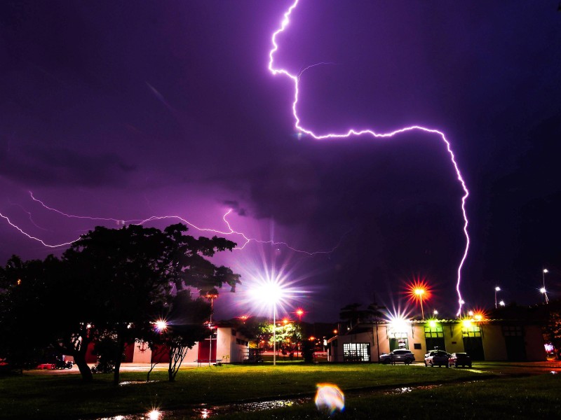 Im Durchschnitt haben Blitze eine Stärke von 15.000 bis 20.000 Ampere – die seltenen ganz starken Blitze können zehnmal so stark sein. Oder noch stärker?