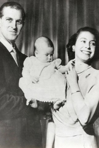 Stolz präsentieren Prinzessin Elisabeth II und ihr Ehemann Prinz Philip von Griechenland und Dänemark ihren am 14. November 1948 geborenen Sohn und Thronfolger des Vereinigten Königreiches Charles Philip Arthur George, kurz Prinz Charles, der Öffentlichkeit. 