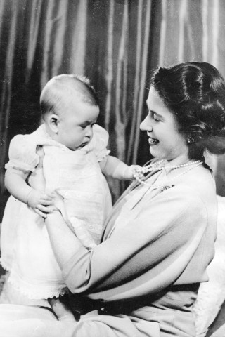 Am 14. November 1948 wurde Thronfolger Prinz Charles geboren. Elizabeth war während seiner Kindheit oft abwesend, was sie im Nachhinein bereut, wie sie einmal sagte. Das Verhältnis zwischen den beiden war nicht immer reibungslos. Prinzessin Anne, das zweite Kind, kam am 15. August 1950 zur Welt.
