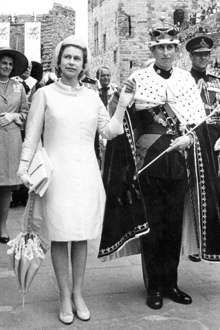 Mit zunehmendem Alter nahmen auch die öffentlichen Verpflichtungen zu: hier mit seiner Mutter Queen Elisabeth II bei seiner Investition als Prinz von Wales auf Schloss Caernavon.