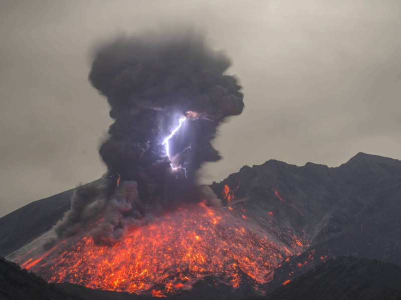Bei Vulkanausbrüchen kommt es auch immer wieder innerhalb der Aschwolken zu Blitzen – hier beim Sakurajima in Japan. 