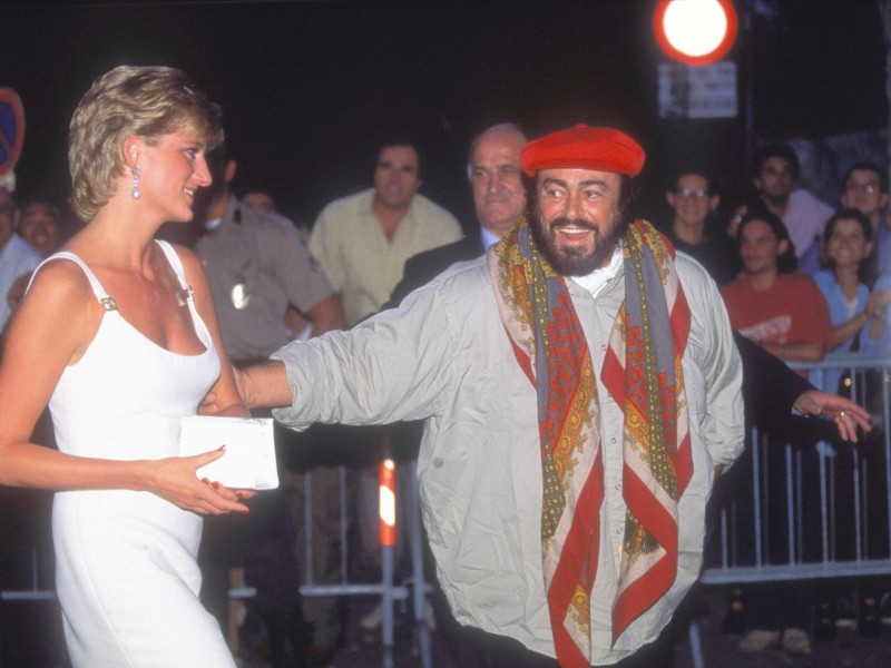 Sie umgibt sich mit der Prominenz der ganzen Welt. Ein enger Freund und Vertrauter war unter anderem Star-Tenor Luciano Pavarotti.
