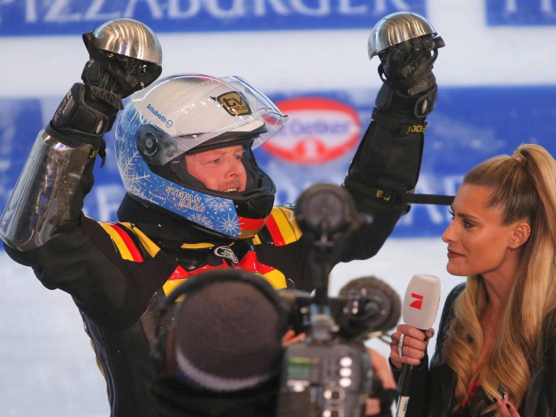 Sophia Thomalla (rechts) moderierte die letzte Wok-WM im März 2015. Stefan Raab landete beim Gesamt-Medaillenspiegel aller Wok-WMs in der Kategorie Einzel-Wok auf Platz 3 hinter Georg Hackl und Joey Kelly.