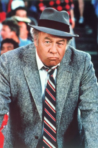 Oscar-Preisträger George Kennedy ist am 28. Februar gestorben. In den 60er und 70er Jahren war er ein gefeierter Charakterdarsteller. Später schaffte er mit seiner Rolle als Polizeiinspektor in der Erfolgstrilogie „Die nackte Kanone“ ein Comeback. Er wurde 91 Jahre alt.