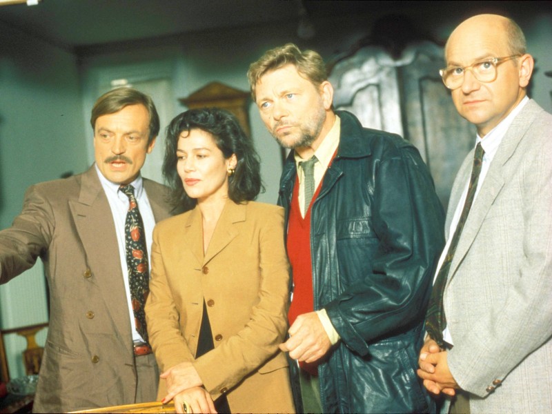 ... darunter in der Wirtschaftskrimi-Serie „Schwarz-Rot-Gold“ – gemeinsam mit Dietmar Mues (l.), Hannelore Elsner und Siegfried Kernen. Bis 1995 spielte er mit sprödem norddeutschen Charme einen Zollfahnder.