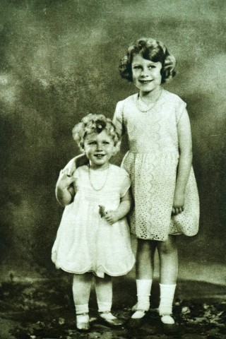 Prinzessin Elizabeth (r.) und ihre jüngere Schwester Prinzessin Margaret. Sie starb bereits am 9. Februar 2002 im Alter von 71 Jahren.