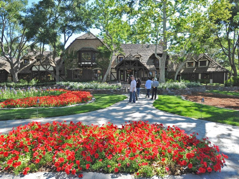 Die „Neverland“-Ranch von Michael Jackson steht wieder zum Verkauf – für 67 Millionen US-Dollar. Da sollte man schon genau hinsehen. Diese Bilder entstanden im Juli 2009, kurz nach dem Tod des „King of Pop“. Hier: Der Eingang zur 1200 Quadratmeter großen Villa.